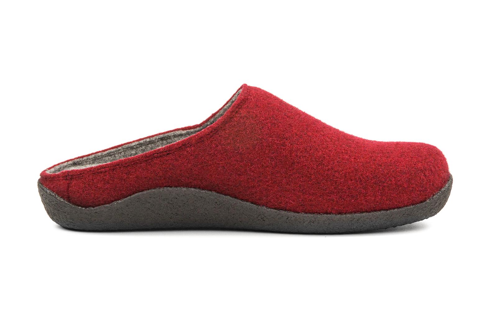 Der Schuh VERENA Filz in vino ist seitlich abgebildet, zeigt seine weiche Textiloberfläche und elegante Form in einem tiefen Weinrot.