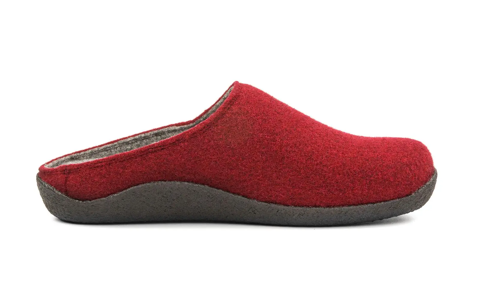 Der Schuh VERENA Filz in vino ist seitlich abgebildet, zeigt seine weiche Textiloberfläche und elegante Form in einem tiefen Weinrot.