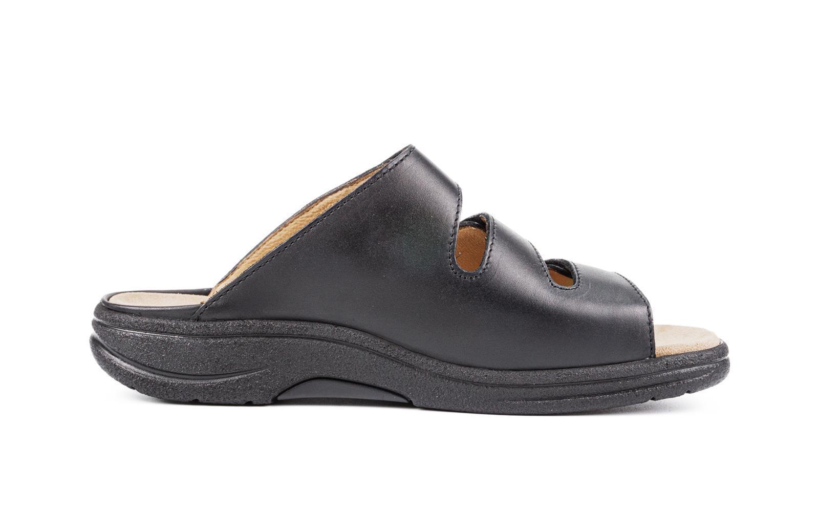 Der schwarze MARTIN Schuh aus SportNappa ist seitlich auf einem hellen Hintergrund positioniert, ideal für sportliche Aktivitäten und den Alltag.