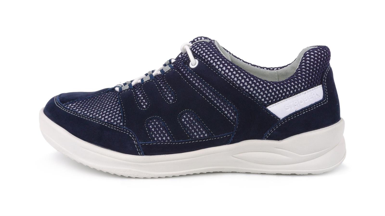 KOSIMA in marine, aus Nubuk-Mesh, seitlich abgebildet, mit eleganten Linien und bequemen Details, ideal für den Alltag.