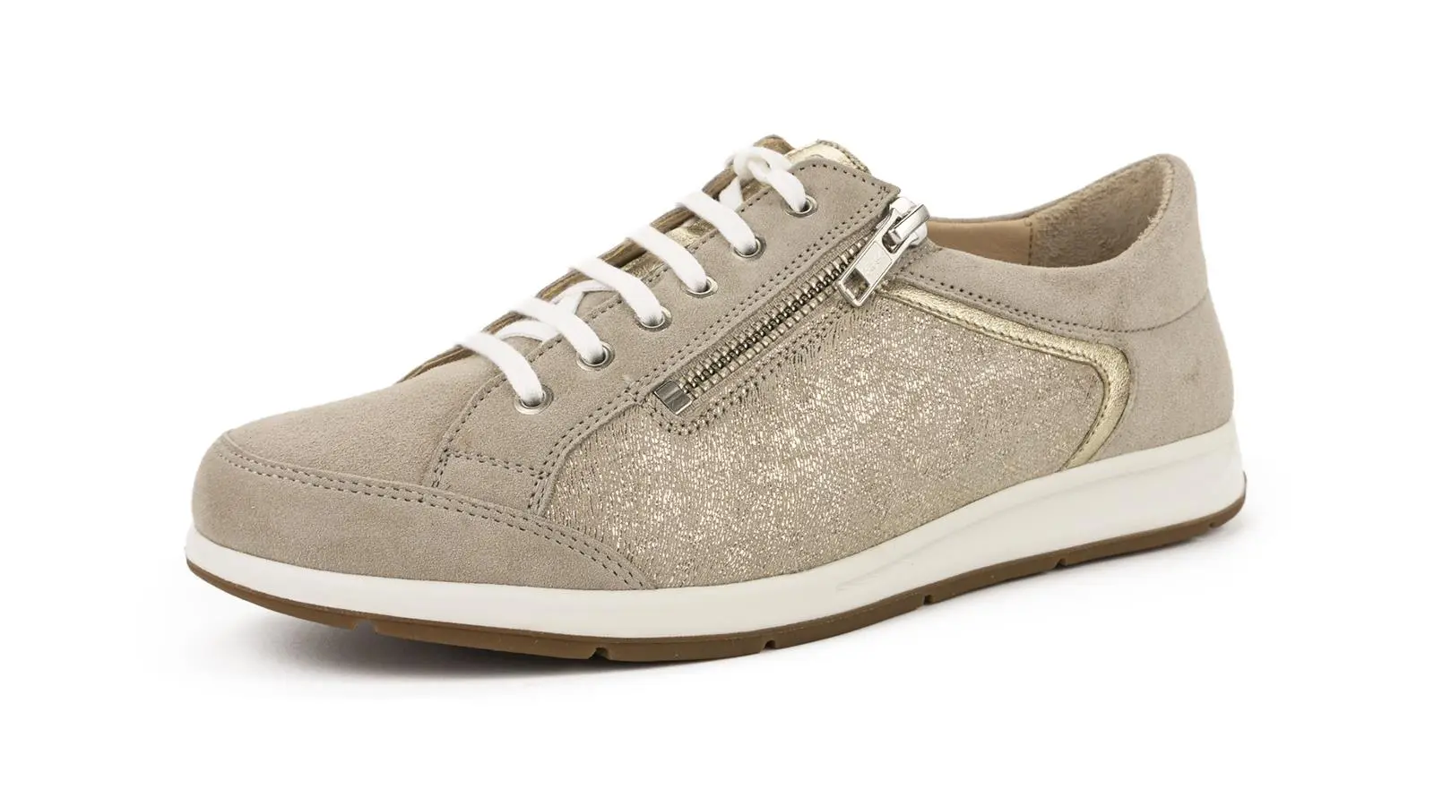 Der Schuh ELISA aus LammVelour in Sandfarbe ist seitlich auf einem hellen Untergrund platziert, mit feinem Material und eleganter Silhouette.