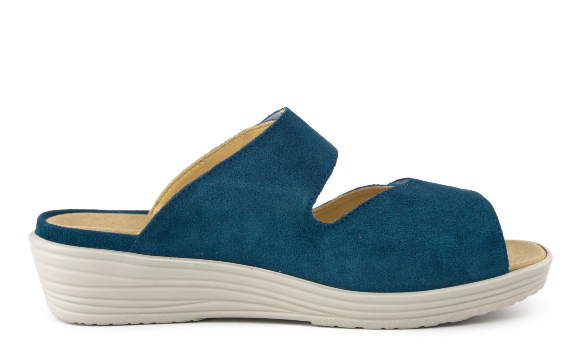 Der FELICITAS Velour+VelourReptil Schuh in türkisblau steht auf einem weißen Hintergrund und zeigt seine stilvolle und einzigartige Textur.