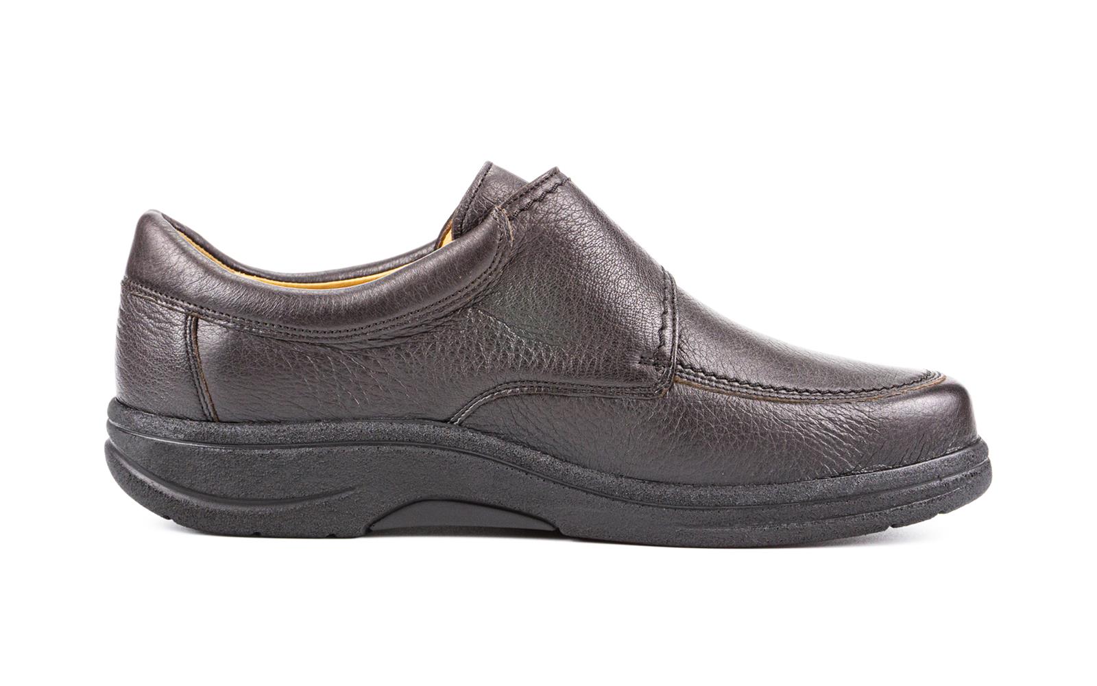 Der Schuh MAX in Hirschleder aus Espresso mit Weite H/J, elegant und komfortabel, steht auf einem neutralen Hintergrund.