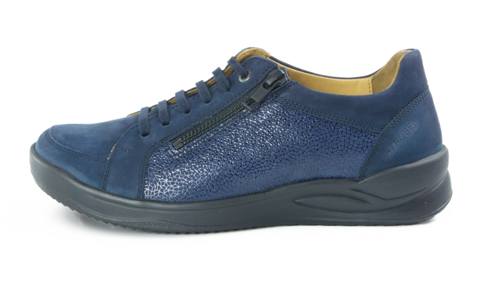 KORDULA Nubuk+LammVelourLeave in marine, elegant und bequem auf einem weißen Hintergrund platziert, ideal für stilvolle Auftritte.