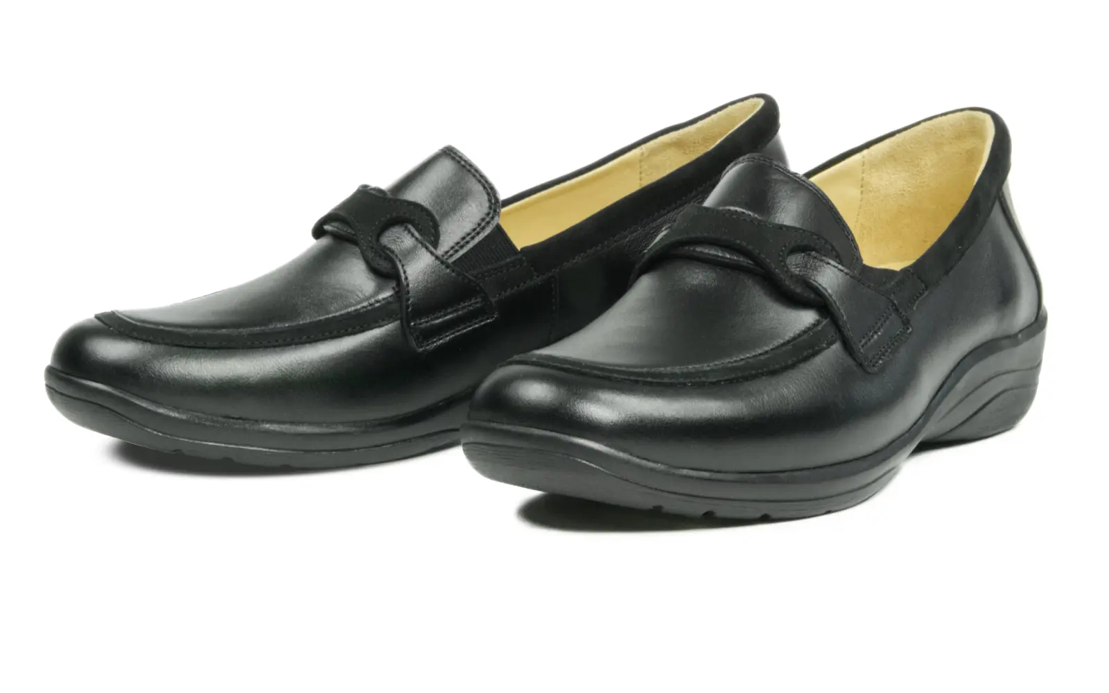 LARA Nappa+Nubuk in schwarz, seitlich betrachtet, elegant und modern, ideal für jeden Anlass.