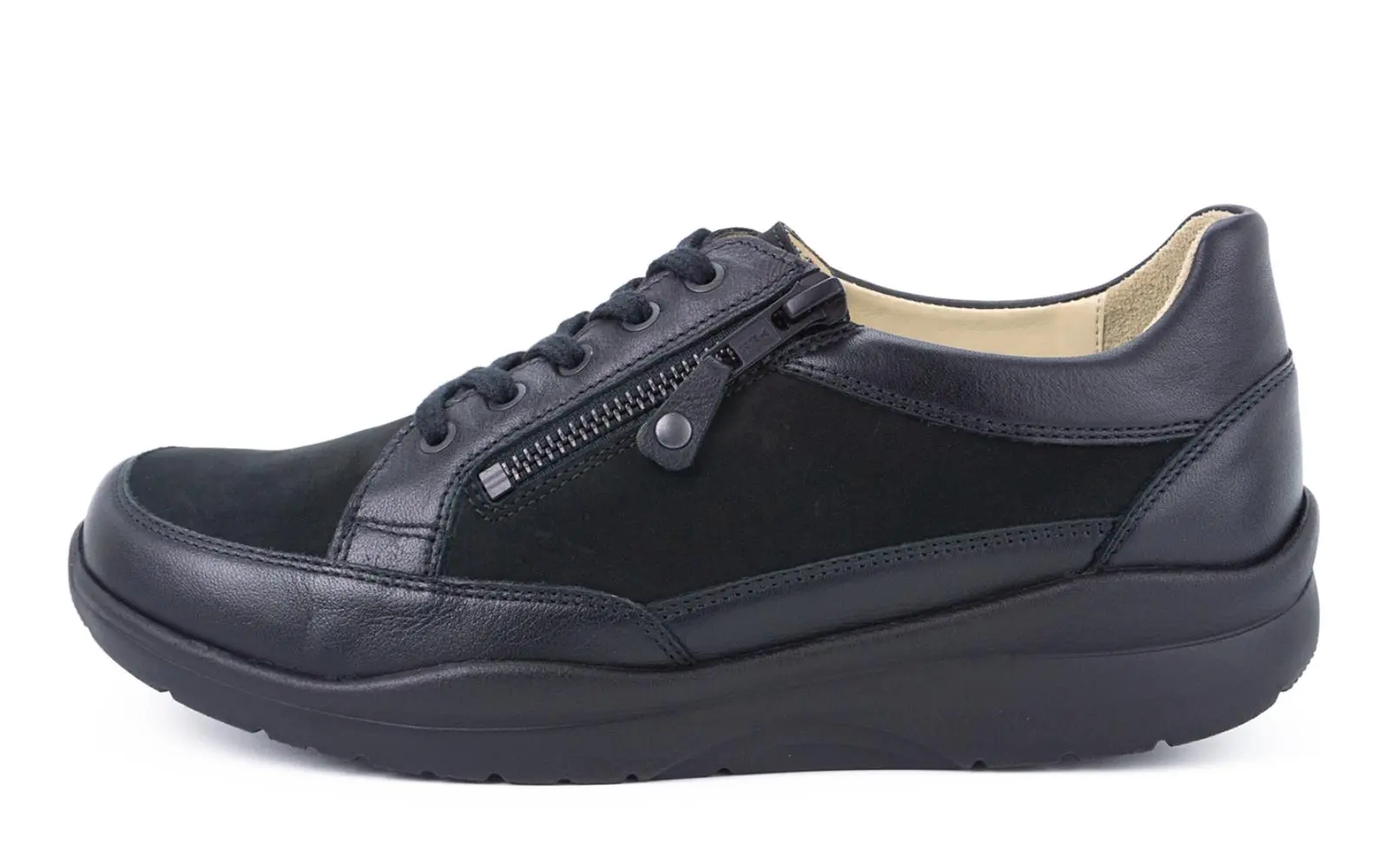 Schwarze YUI Nappa Schuhe, elegant und modern, seitlich positioniert auf einem neutralen Hintergrund.