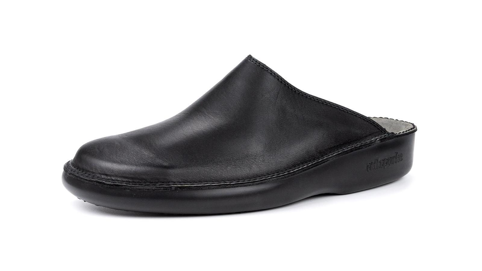Der schwarze ADAM Schuh von Buffalo, elegant positioniert auf einem hellen Untergrund, zeigt sein modernes Design und die hochwertige Verarbeitung.