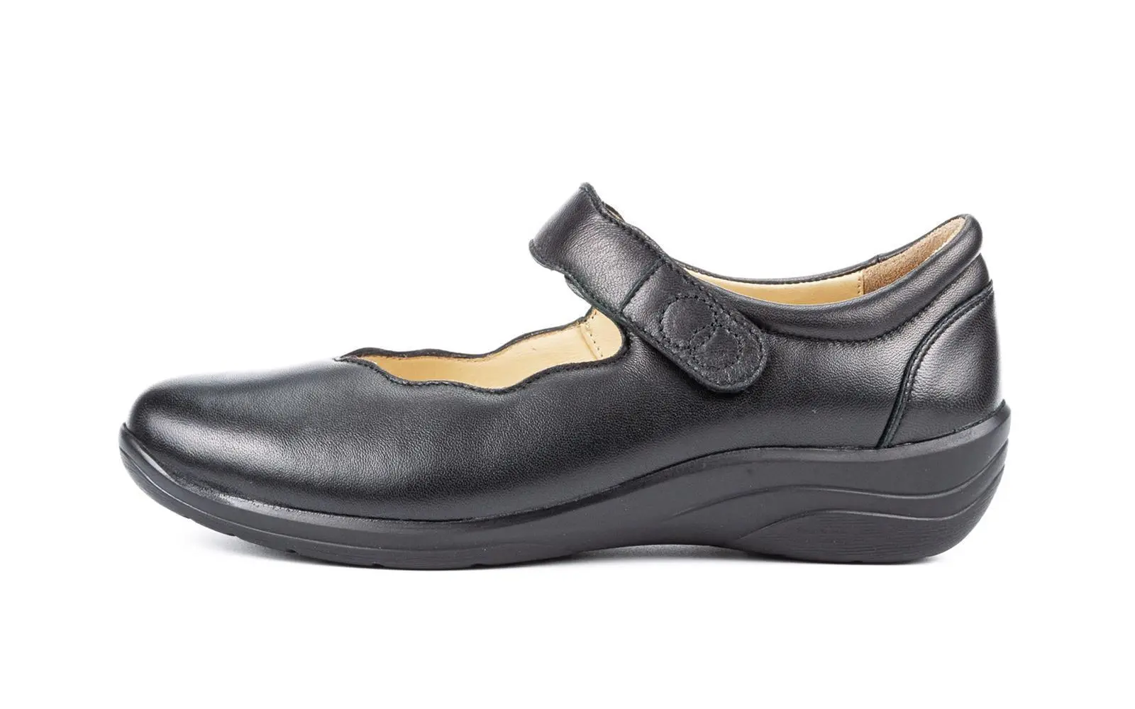 Schwarz LammNappa Schuh LENA, elegant im Profil auf hellem Hintergrund präsentiert.