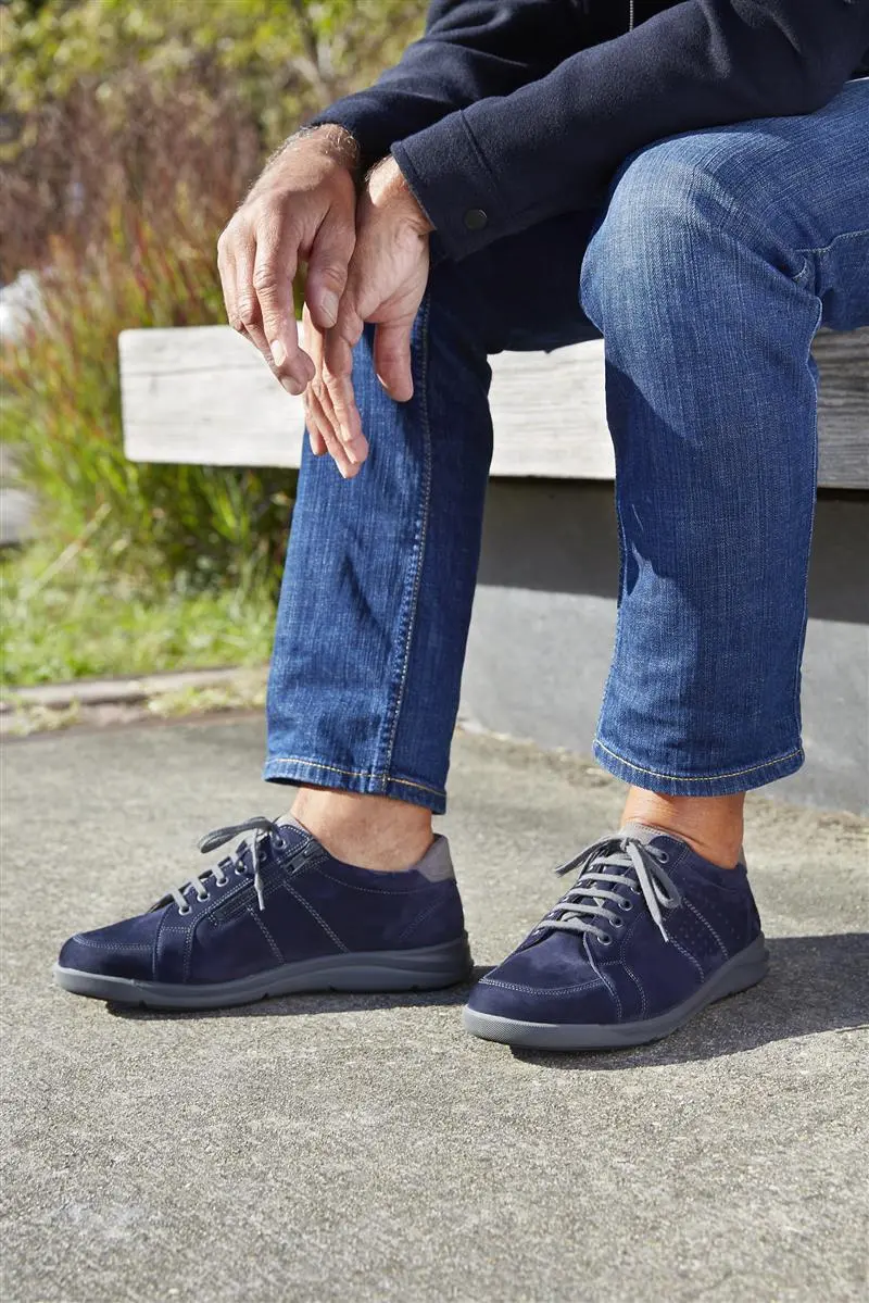 Der Schuh PASCAL Nubuk in Marine ist seitlich abgebildet, zeigt seine hochwertige Verarbeitung und das stilvolle Design. Ideal für jeden Anlass.