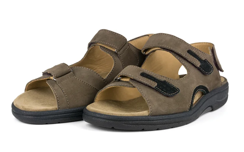 Der MALIK Nubuk Schuh in torf und schwarz steht auf einem weißen Hintergrund und zeigt seine hochwertige Verarbeitung und sportliches Design.