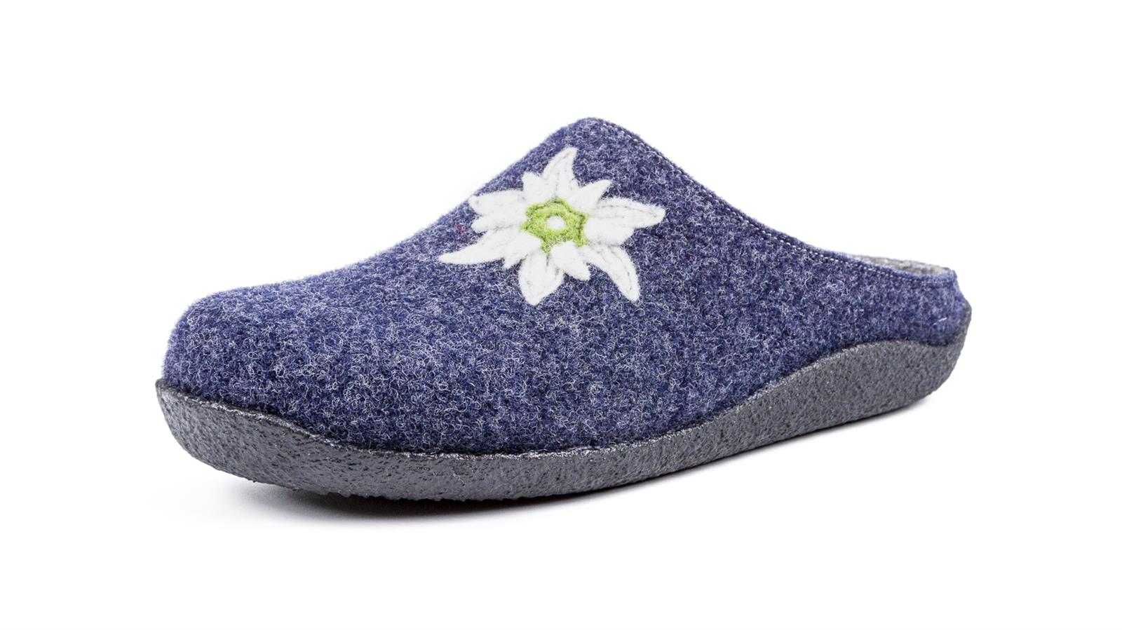 Der Schuh VRONI aus Filz in Jeansfarbe mit einem hübschen Edelweiß-Motiv auf der Seite, optimal in seitlicher Position abgebildet.