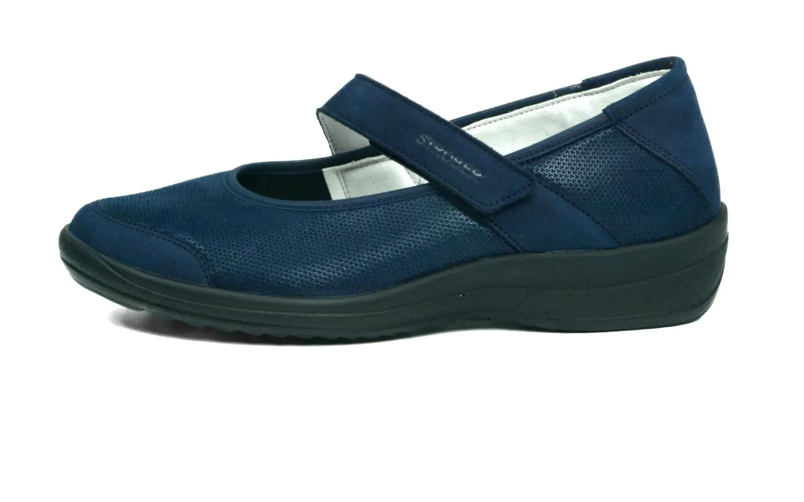 Der MEL Stretch + Nubuk Schuh in Blau, seitlich auf einem neutralen Hintergrund positioniert, zeigt eine elegante und bequeme Form.