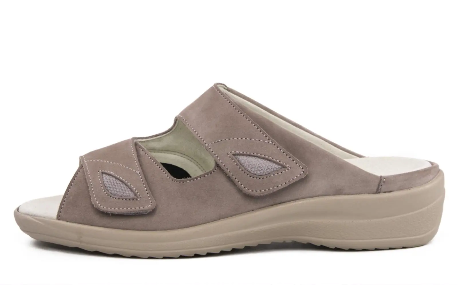 Der HEDI NubukStretch Schuh in stein marmor liegt auf einem hellen Untergrund und zeigt seine elegante Silhouette.