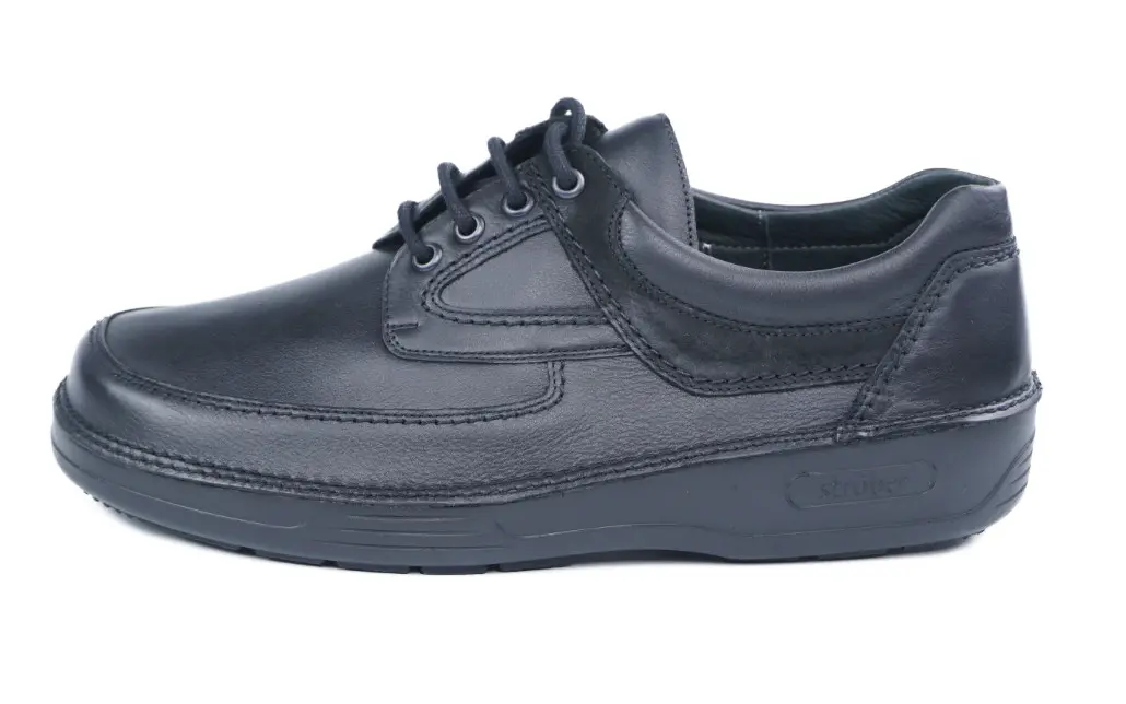 Der BERND Sport-Nappa und Nubuk Schuh in schwarz steht zentral auf einem hellen Untergrund, mit Fokus auf die geschmeidige Oberflächenstruktur und das sportliche Design.