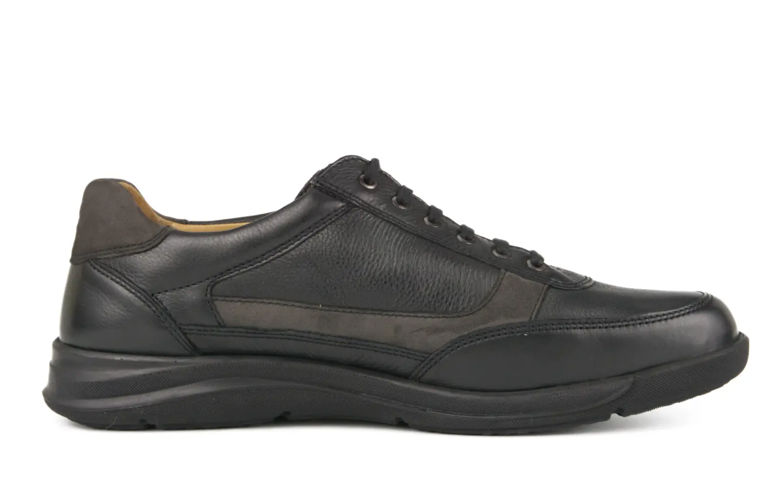 Schwarze PANCHO NappaSoft+Nubuk Schuhe, seitlich auf einem weißen Untergrund präsentiert, mit eleganten Linien und weichem Material.