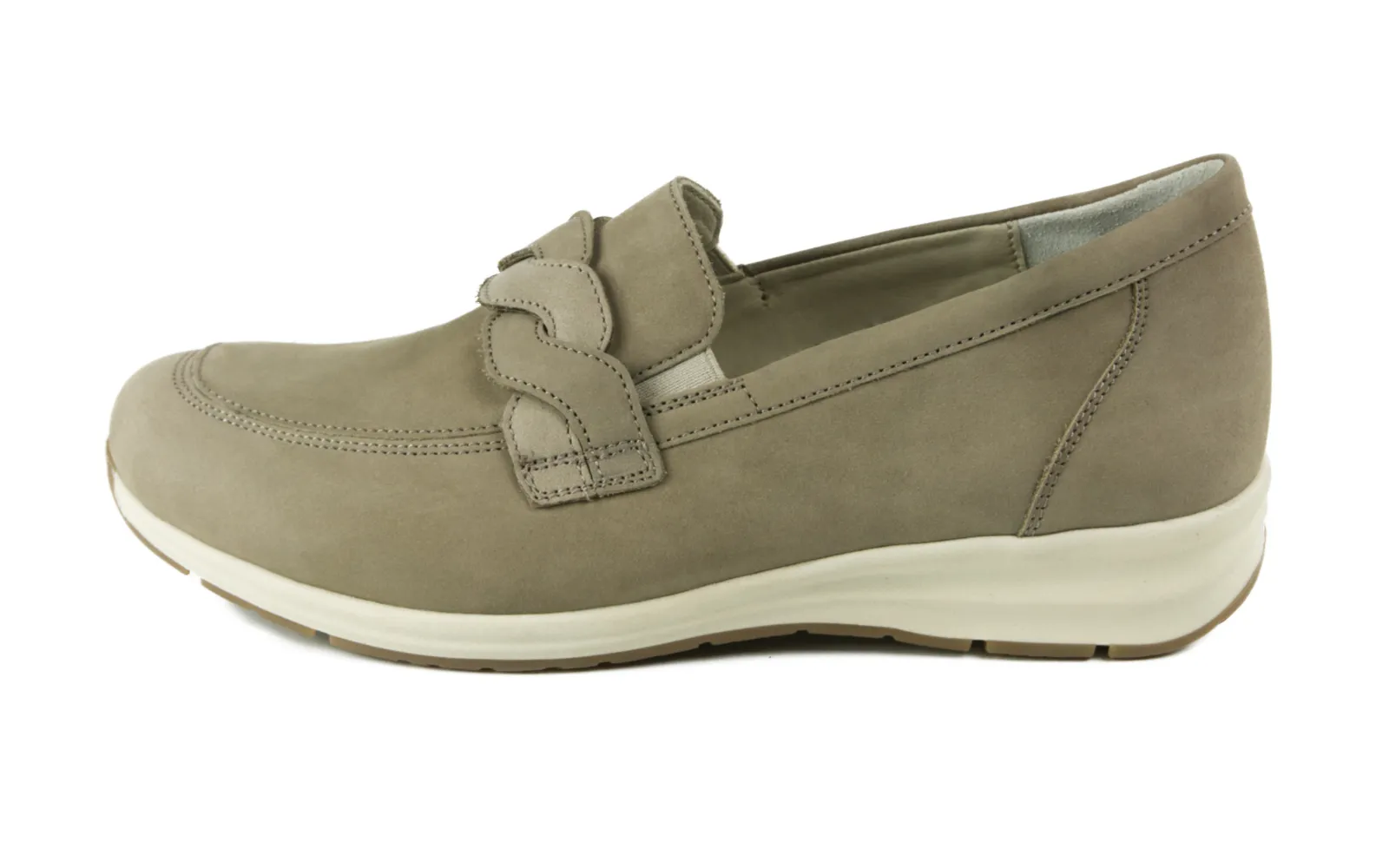 CAMILLA Nubuk Schuh in Steinfarbe, seitlich auf einem hellen Untergrund positioniert, mit weichem Nubukleder und eleganter Silhouette.