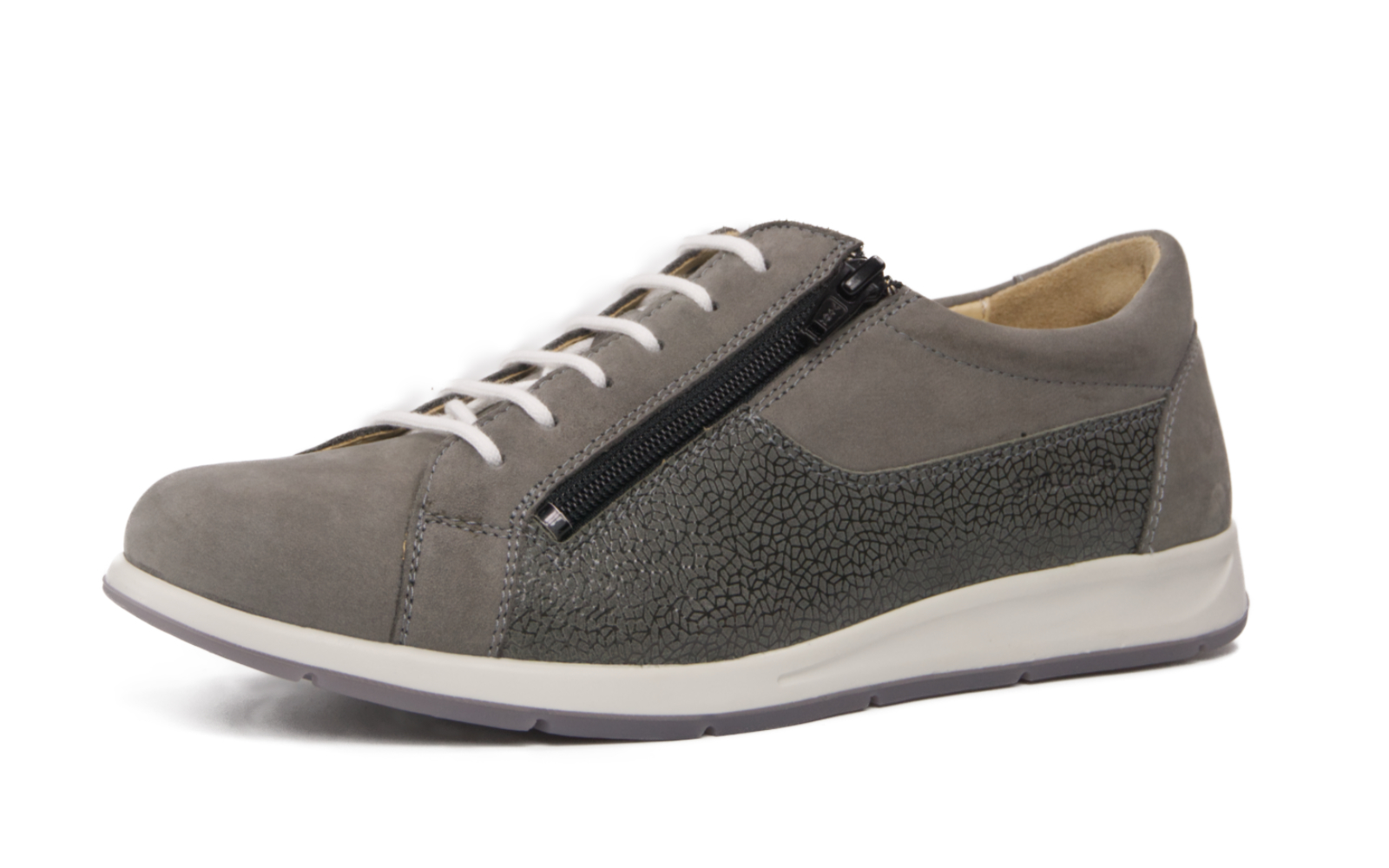 EDWINA Nub+LammVelour in grey, elegant und gemütlich, auf einem weißen Hintergrund schön präsentiert.