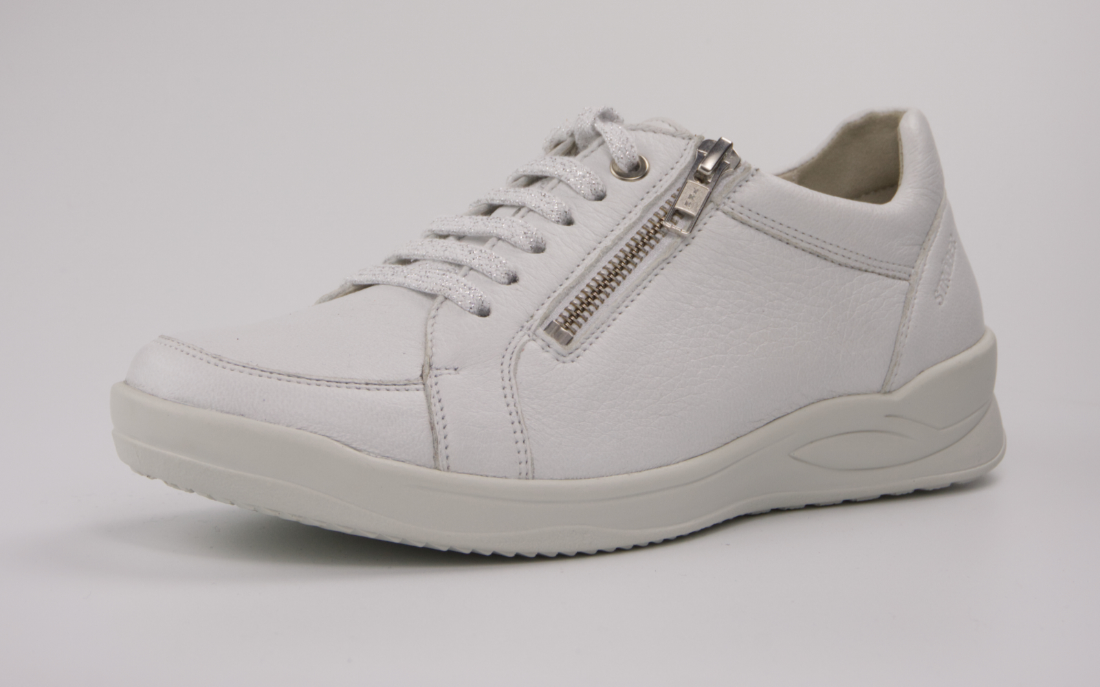 Weiße KORDULA Hirsch Schuhe, seitlich positioniert auf einem hellen Untergrund, zeigen ihr elegantes Design und die bequeme Passform.