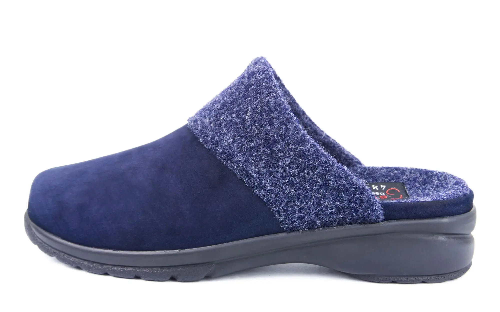 Der Schuh GRETA aus marine Nubuk Filz, elegant positioniert auf einem neutralen Hintergrund, zeigt seine bequeme und hochwertige Verarbeitung.