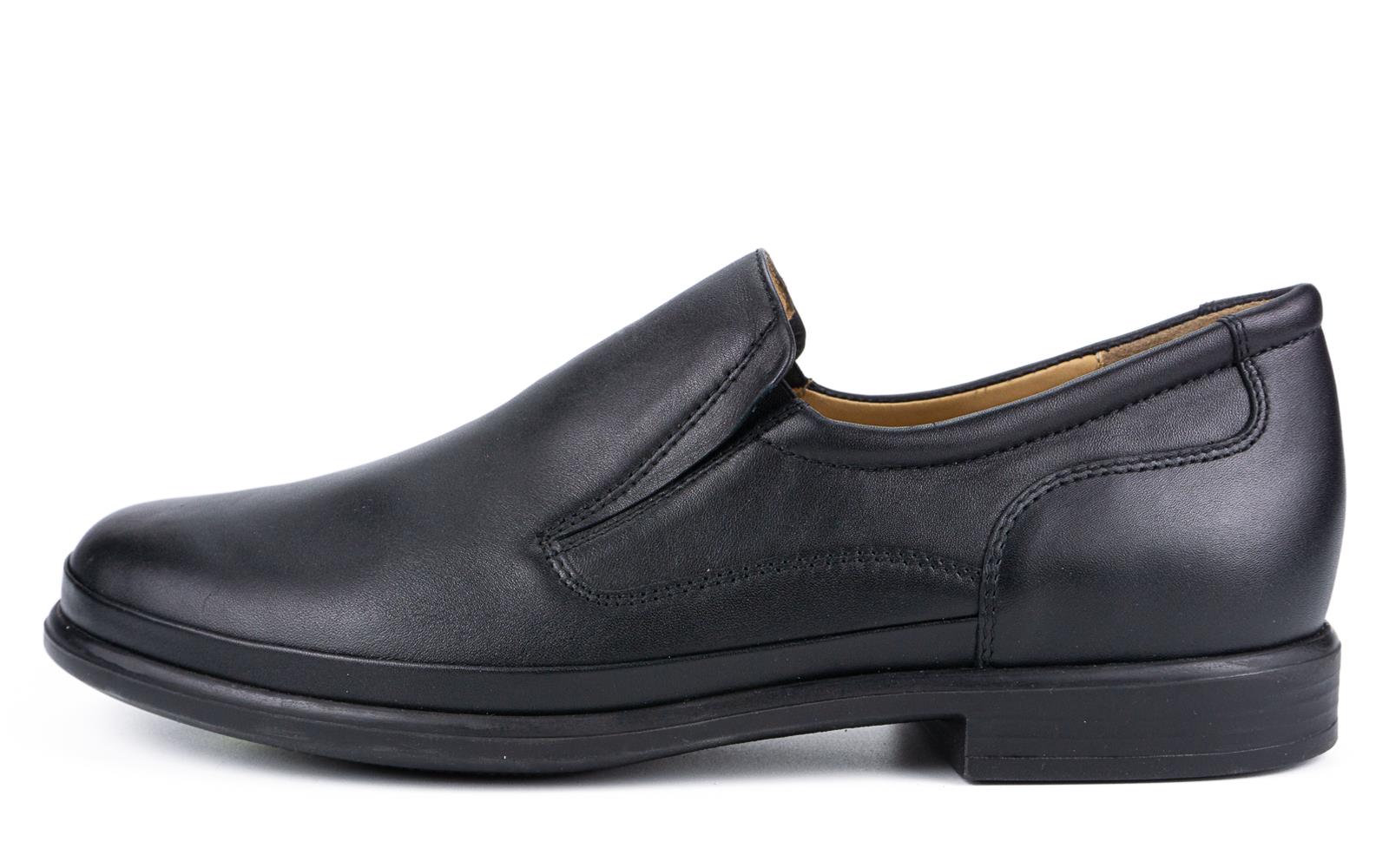 Der schwarze ERICH Nappa Schuh ist elegant und steht auf einem neutralen Hintergrund, perfekt für stylishe Auftritte.