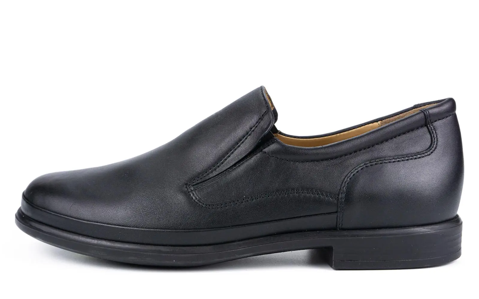 Der schwarze ERICH Nappa Schuh ist elegant und steht auf einem neutralen Hintergrund, perfekt für stylishe Auftritte.