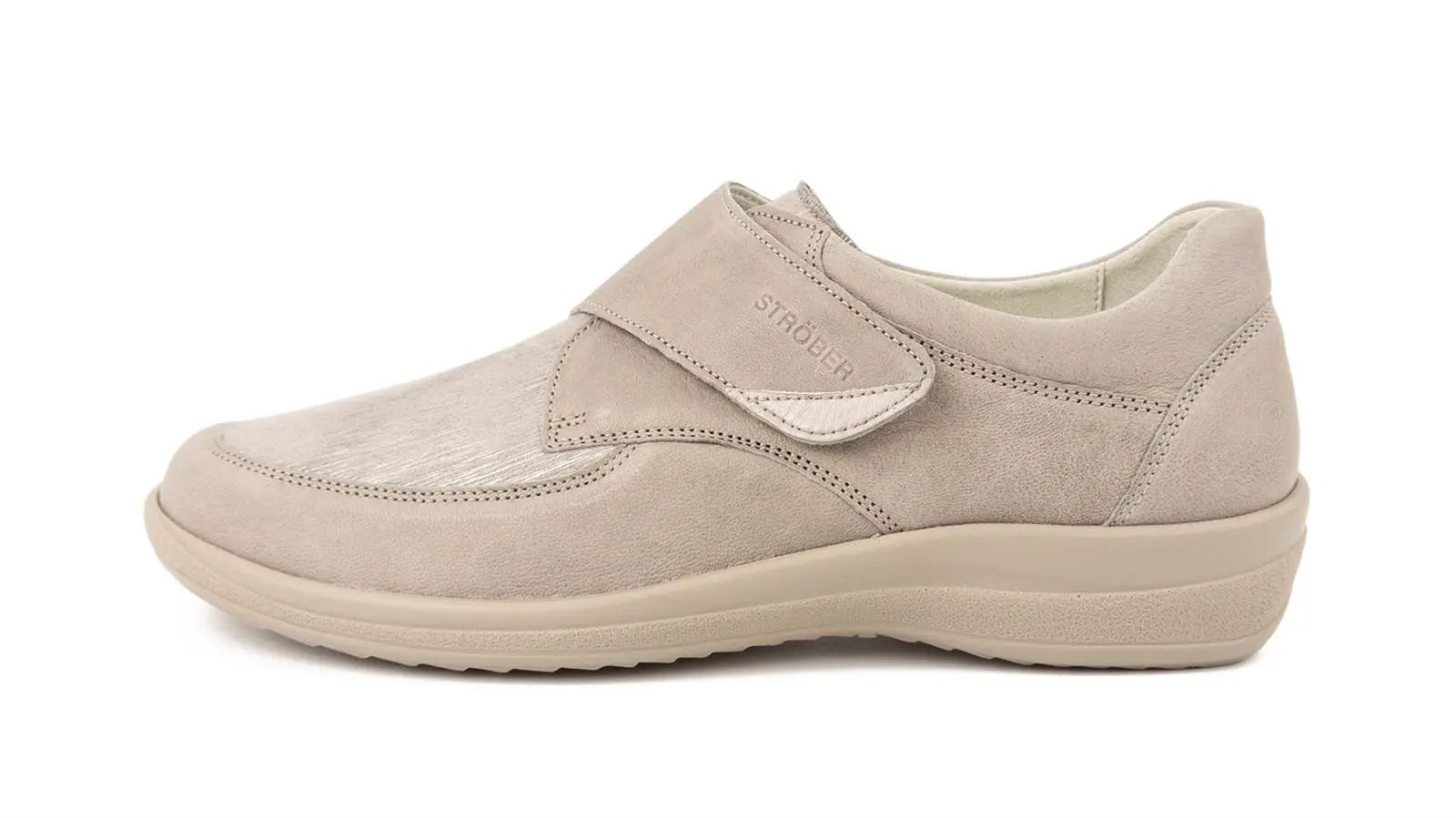 Beige MURIEL LammBrush Stretch Schuhe in Weite H, seitlich auf einem weißen Hintergrund präsentiert.