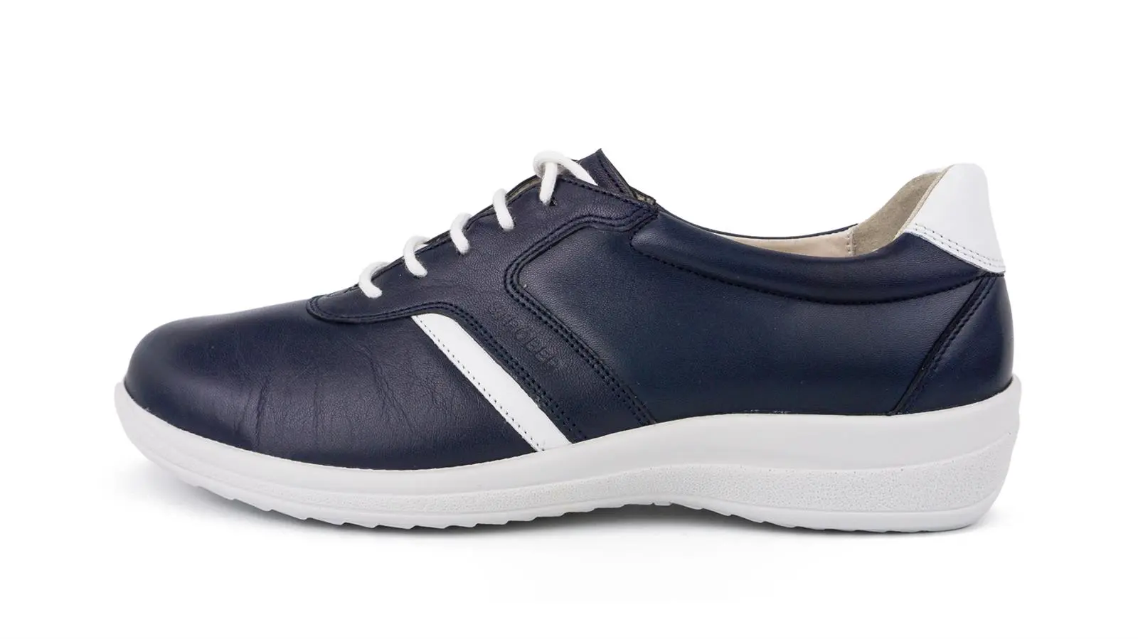 Der Schuh MONIKA aus hochwertigem LammNappa in marine steht elegant auf einem neutralen Hintergrund und zeigt die feine Verarbeitung.