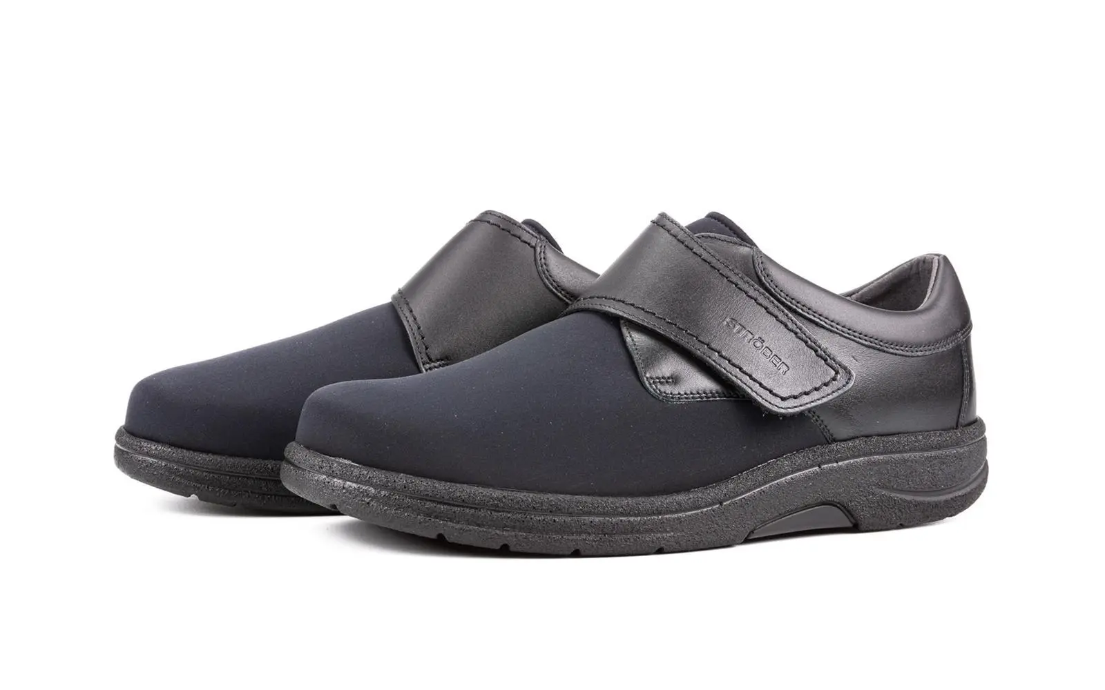 Der schwarze MANOLO Schuh aus SportNappa Neopren, seitlich abgebildet, zeigt eine moderne und sportliche Silhouette.