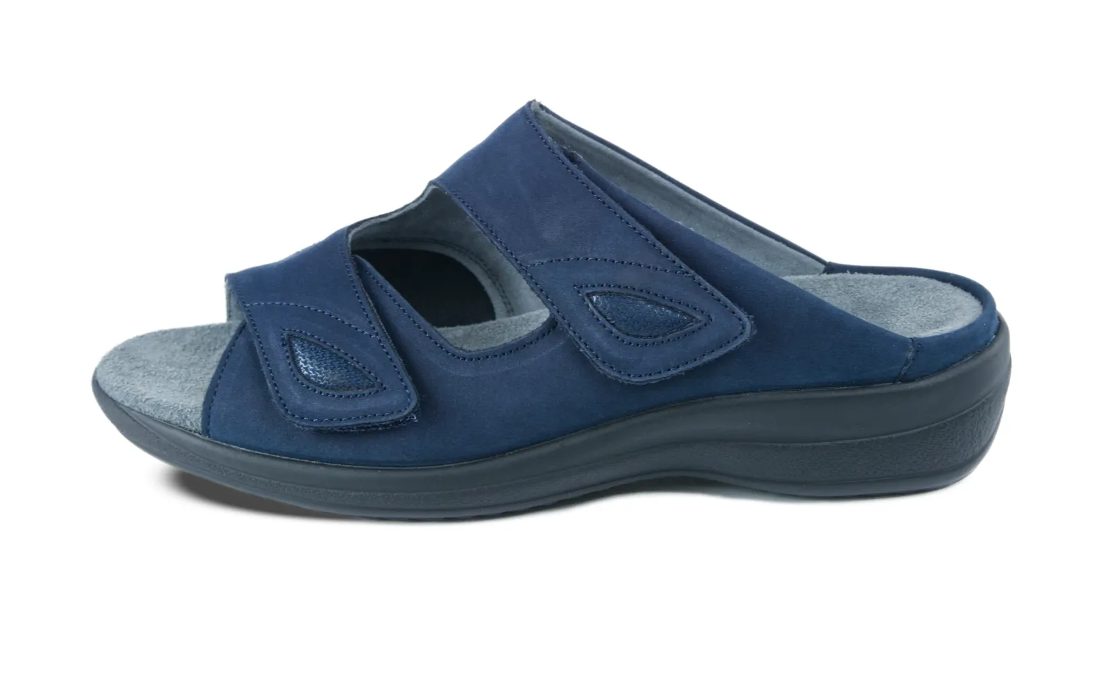 Der HEDI Nubuk+StretchNappa Schuh in marine und ocean liegt stilvoll auf einem weißen Untergrund, der die Farbkombination hervorhebt.