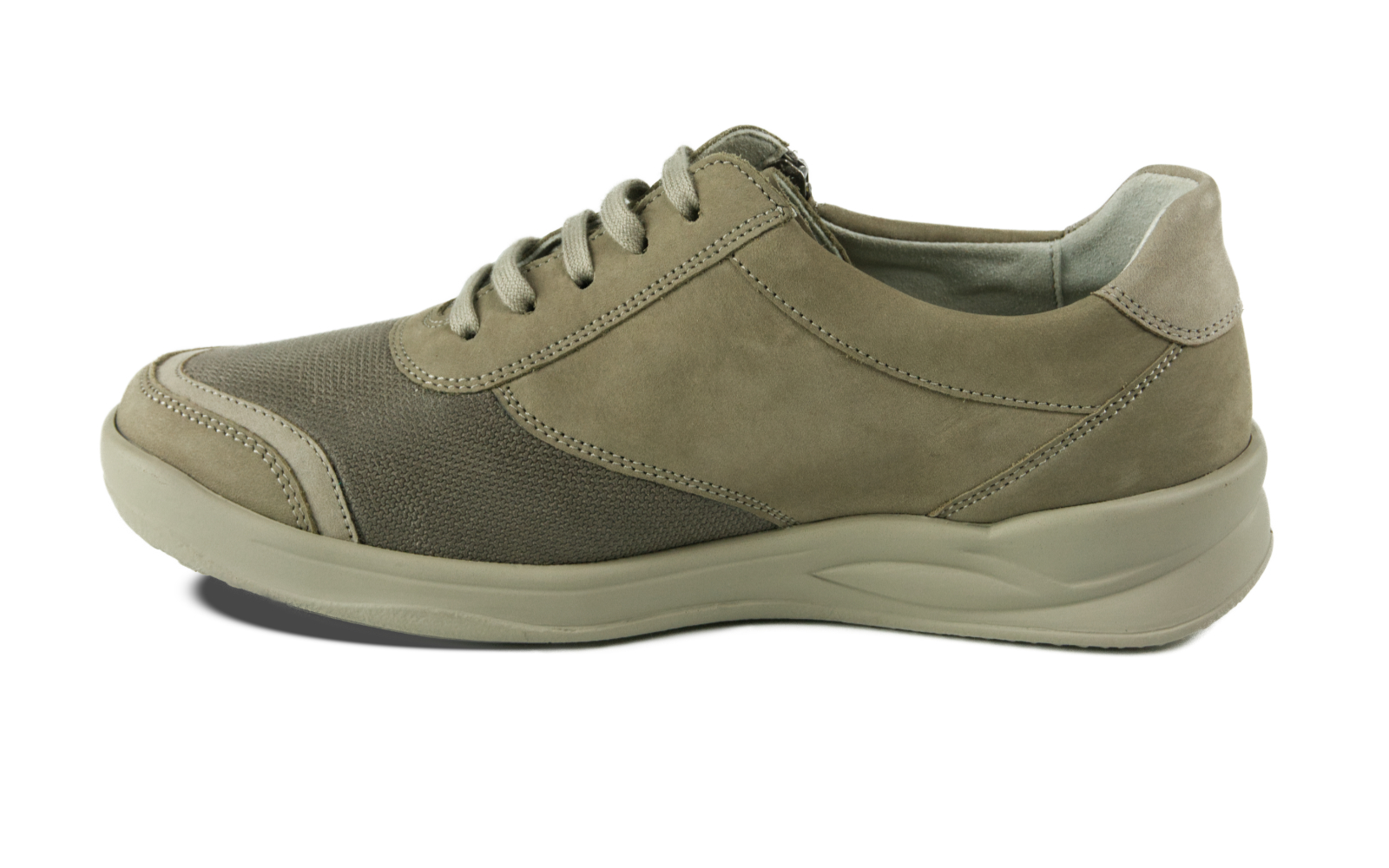 Der KORA Nubuk+StretchTetra Schuh in stein+fels liegt elegant auf einem hellen Hintergrund, der sein modernes Design betont.