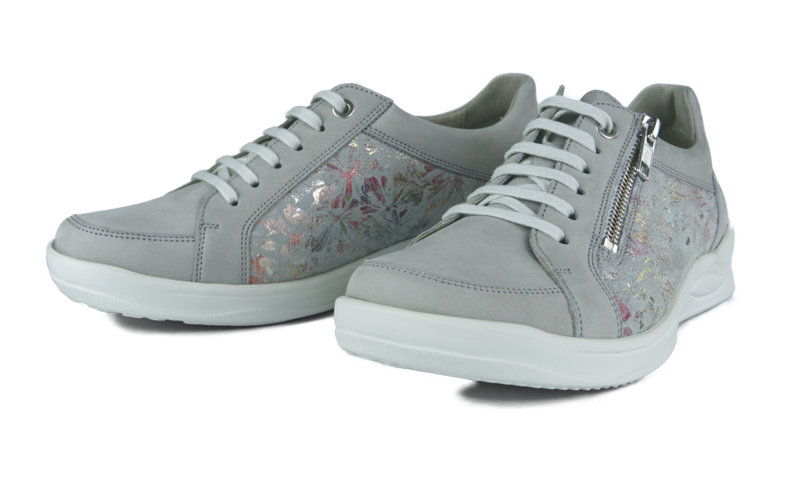 KORDULA Nubuk+VelourFlower in lightgrey, seitliche Ansicht des Schuhs mit feinen Blumenmustern auf dem Obermaterial.