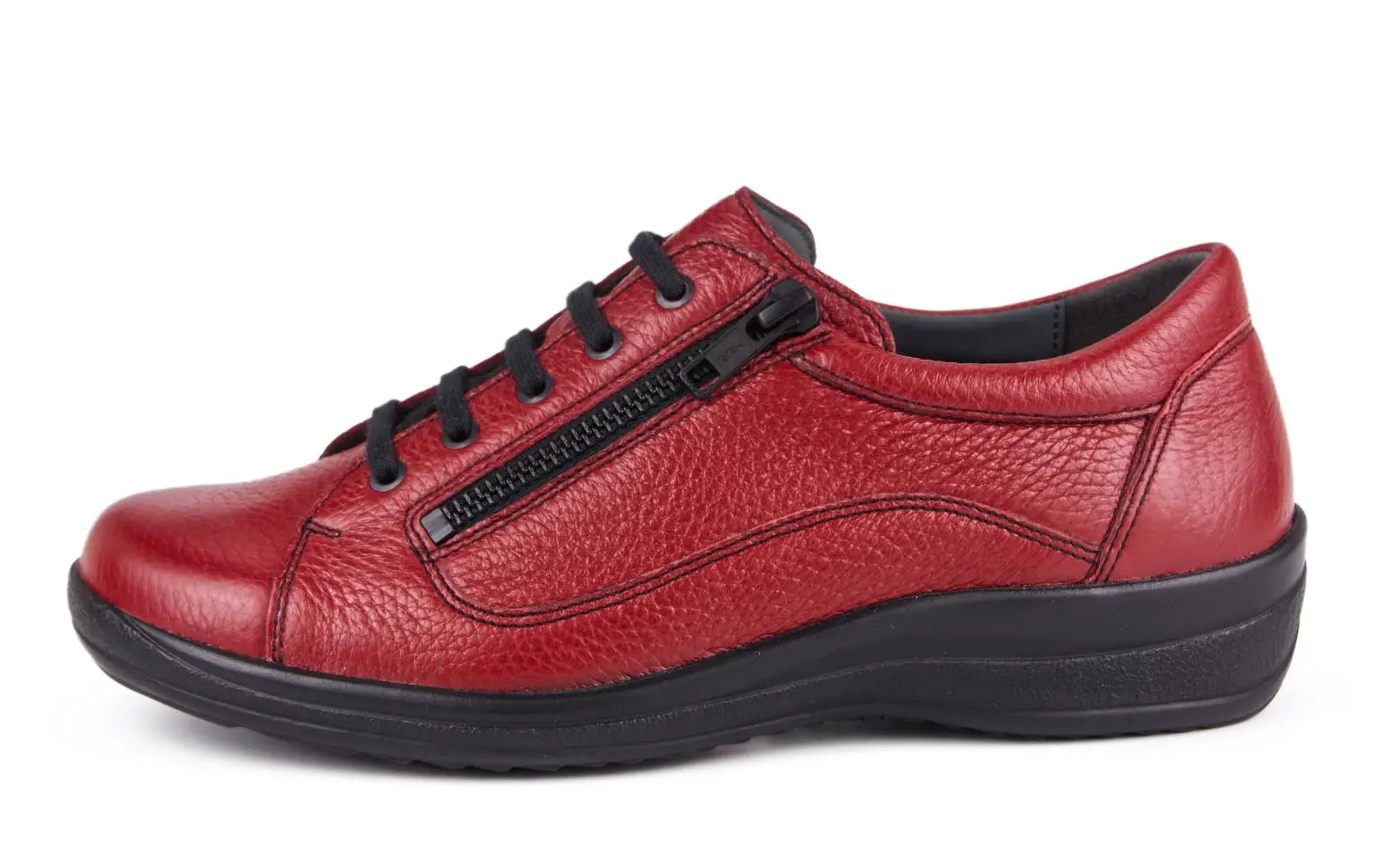 Der Schuh MICHAELA in vino aus Hirschleder zeigt eine elegante Silhouette mit feinen Details und einer komfortablen Sohle, perfekt für den Alltag.