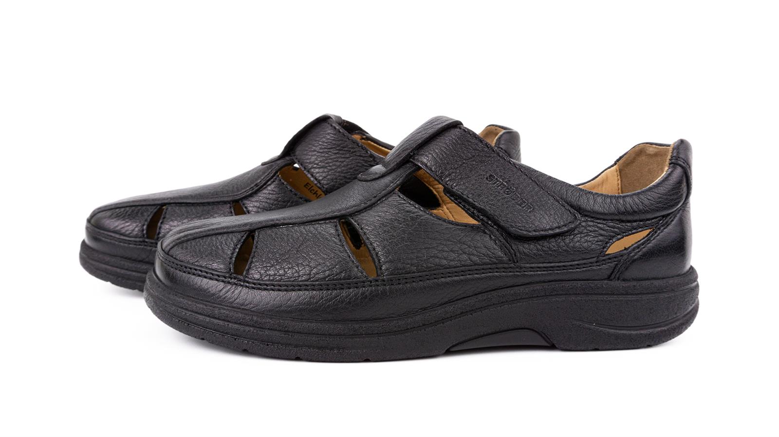 Schwarzer MAURICE Schuh aus Hirschleder, elegant auf einem weißen Hintergrund platziert, mit einer klassischen Silhouette und feinen Details.