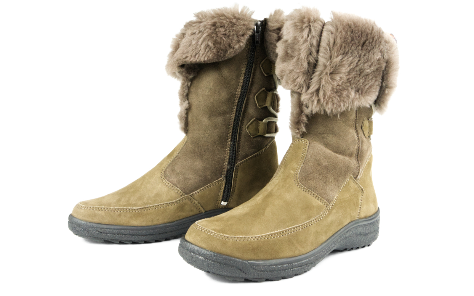 SANDY Nubuk + DoubleFace in torf, seitlich positioniert auf einem hellen Untergrund, mit weichem Material und eleganter Silhouette.