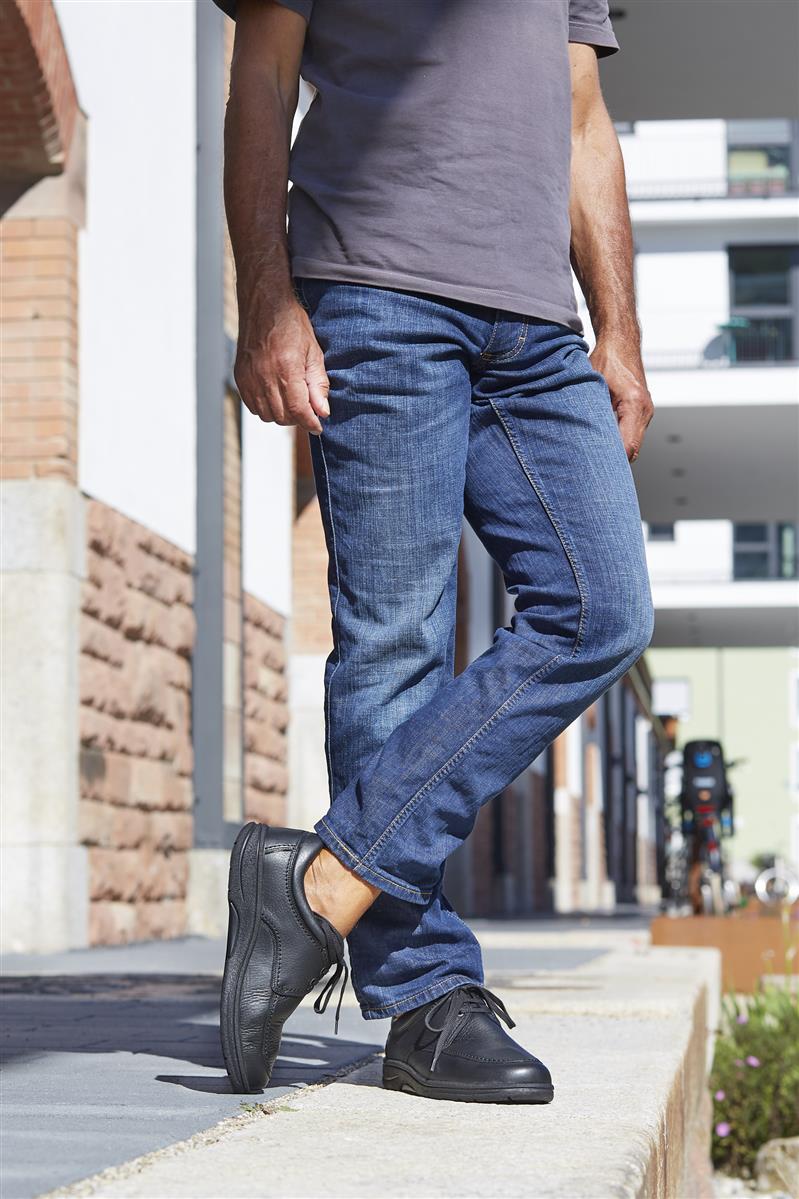 Ein schwarzer MAURO Hirsch NappaSoft Schuh auf einem neutralen Hintergrund, elegant und stilvoll, bereit für jeden Anlass.