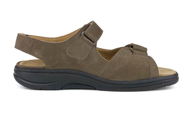 Der MALIK Nubuk Schuh in torf+schwarz steht auf einem neutralen Hintergrund, aus verschiedenen Blickwinkeln gut sichtbar.