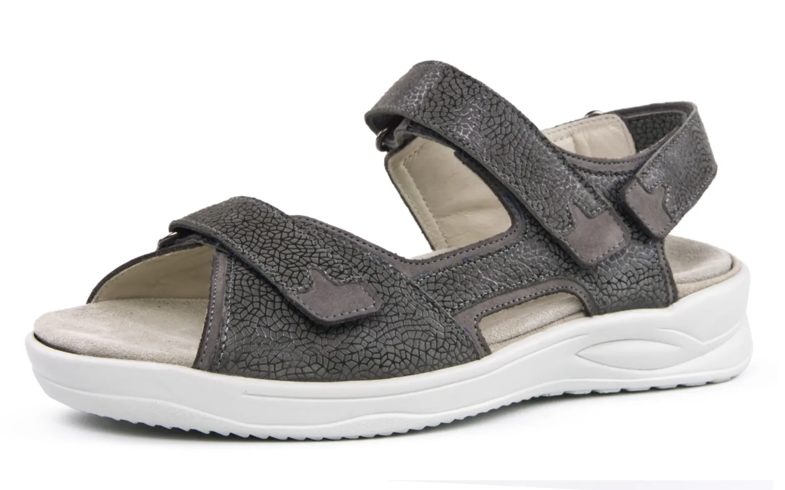 Der Schuh KASSANDRA LammVelour+Nubuk in grau zeigt eine elegante Silhouette mit softem Obermaterial und dezenten Akzenten.