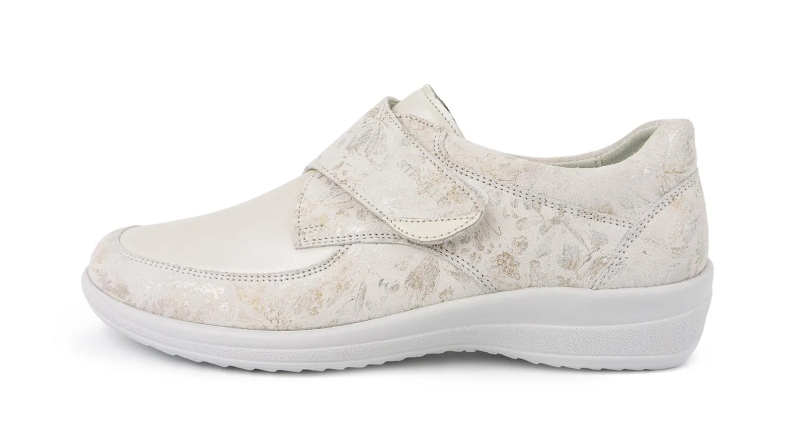 MURIEL Velour Stretch Schuhe in bianco perle, seitlich auf einem weißen Hintergrund positioniert. Elegantes Design mit sanften Kurven.