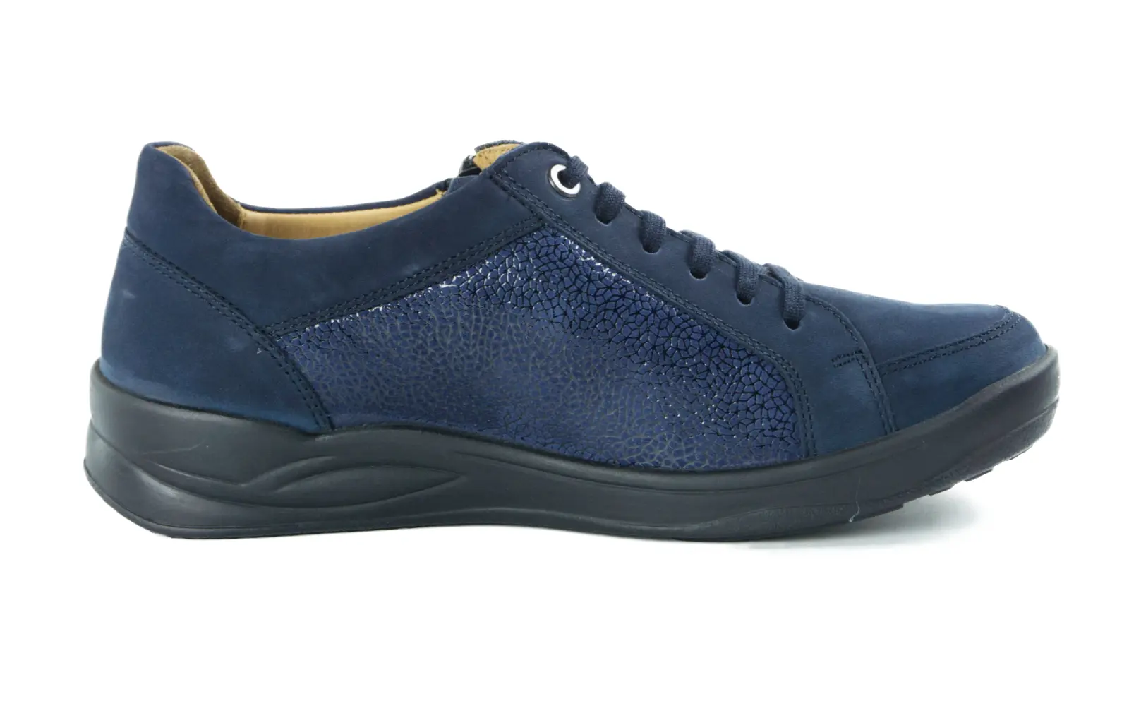 KORDULA Nubuk+LammVelourLeave in marine, seitliche Ansicht der hochwertigen Schuhe mit eleganter Schnürung und modischem Design auf neutralem Hintergrund.