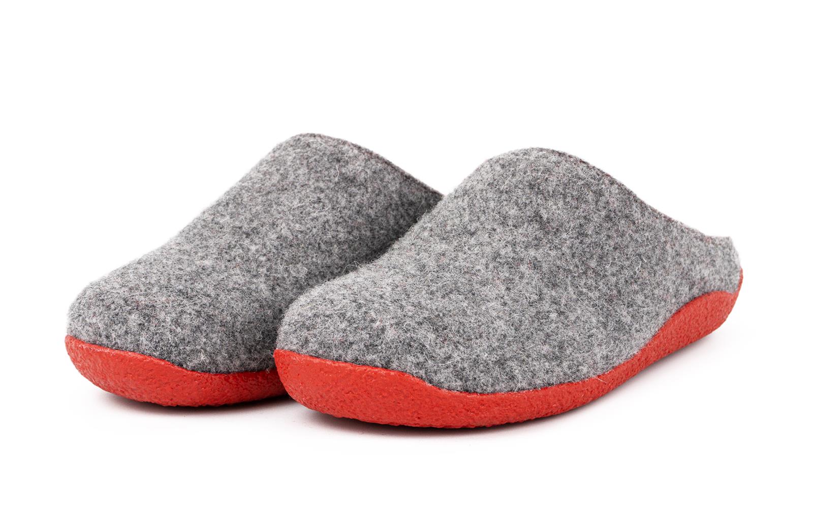 Der bequeme VERENA Schuh aus graphitfarbenem Filz steht auf einem Heldenhintergrund, ideal für entspannte Tage.