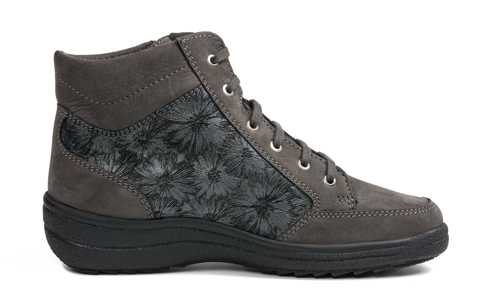 Der SENTA NubukVelour Schuh in Grau mit Wollfutter steht auf einem neutralen Untergrund und zeigt seine elegante Form sowie die hochwertige Verarbeitung.