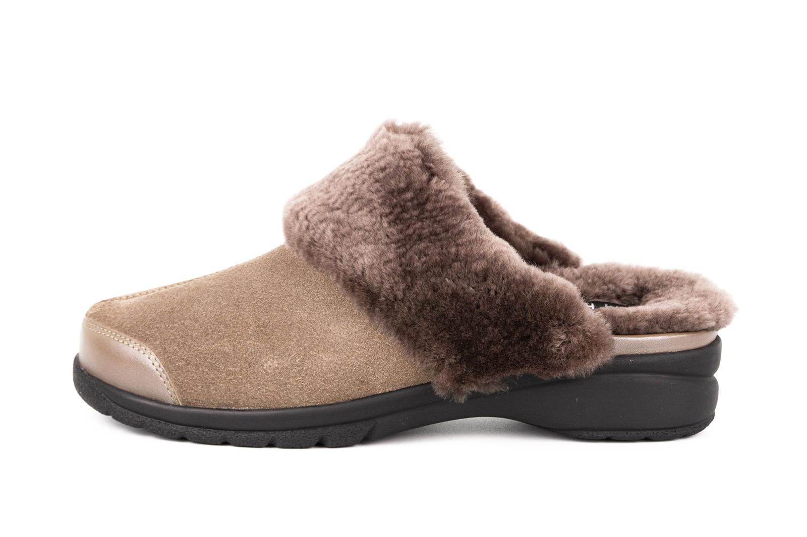 GABY Velour Schuhe in Erdfarbe, elegant seitlich auf einem weißen Hintergrund positioniert. Ideal für lässige sowie formelle Anlässe.