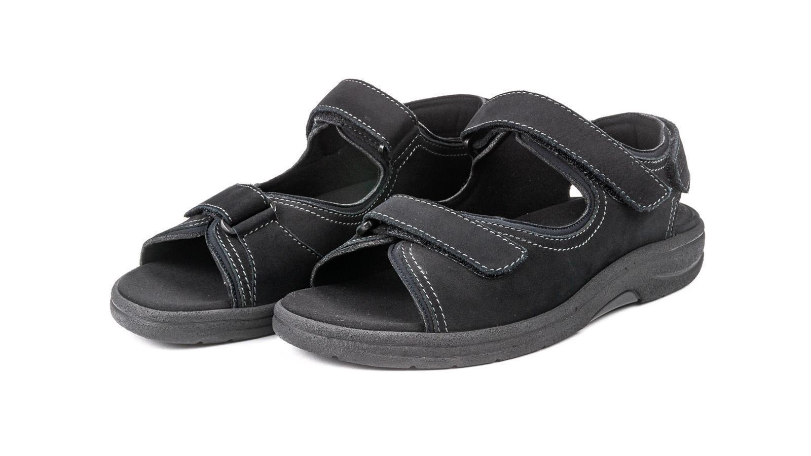 Der schwarze MATTHIAS Schuh aus Nubuk-Neopren, elegant und modern, zeigt sich in seitlicher Ansicht mit schnellem Schnürsystem.