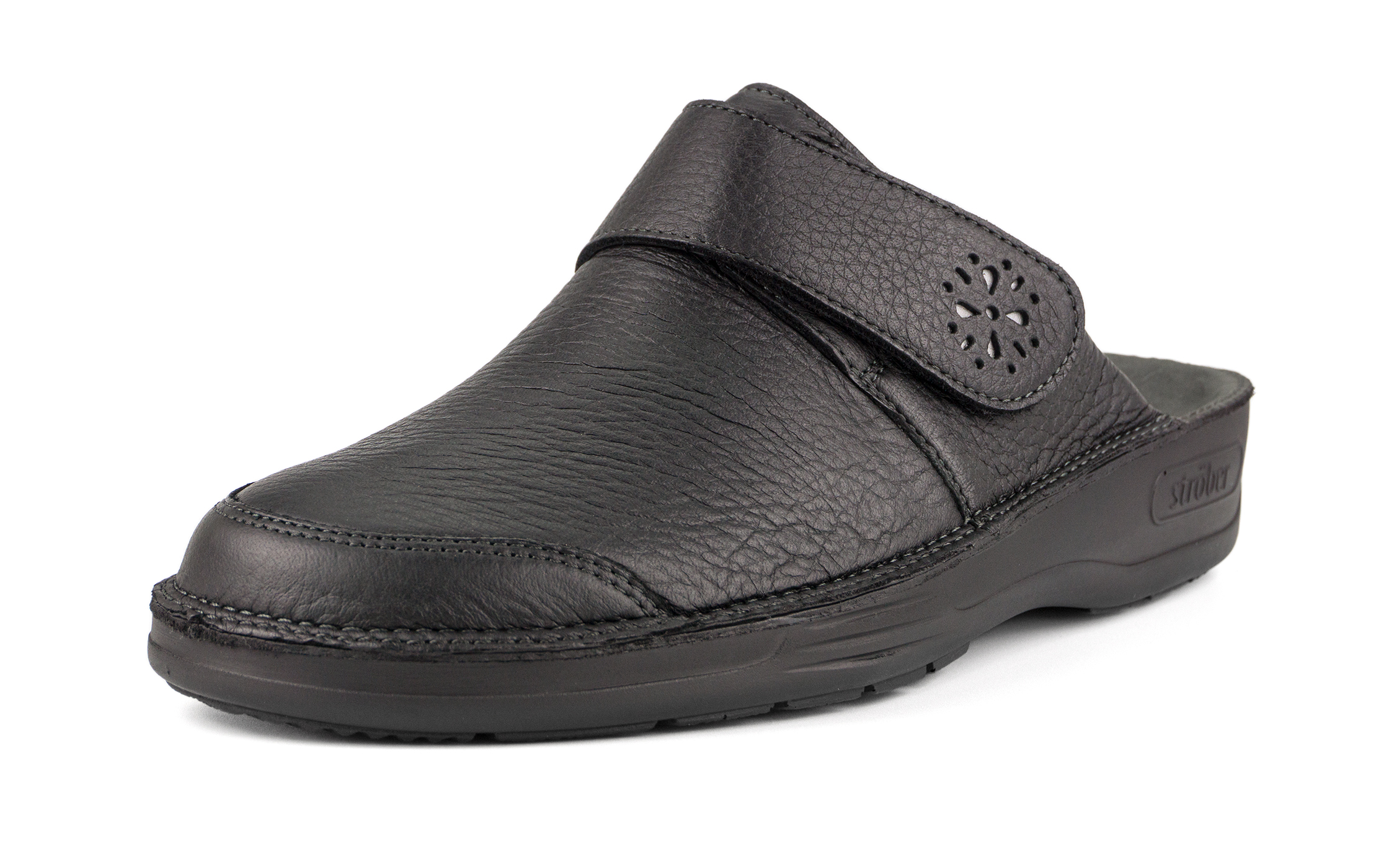 Schwarze AMY Schuhe aus Hirschleder, seitlich positioniert auf einem hellen Hintergrund, betonen Eleganz und Stil.