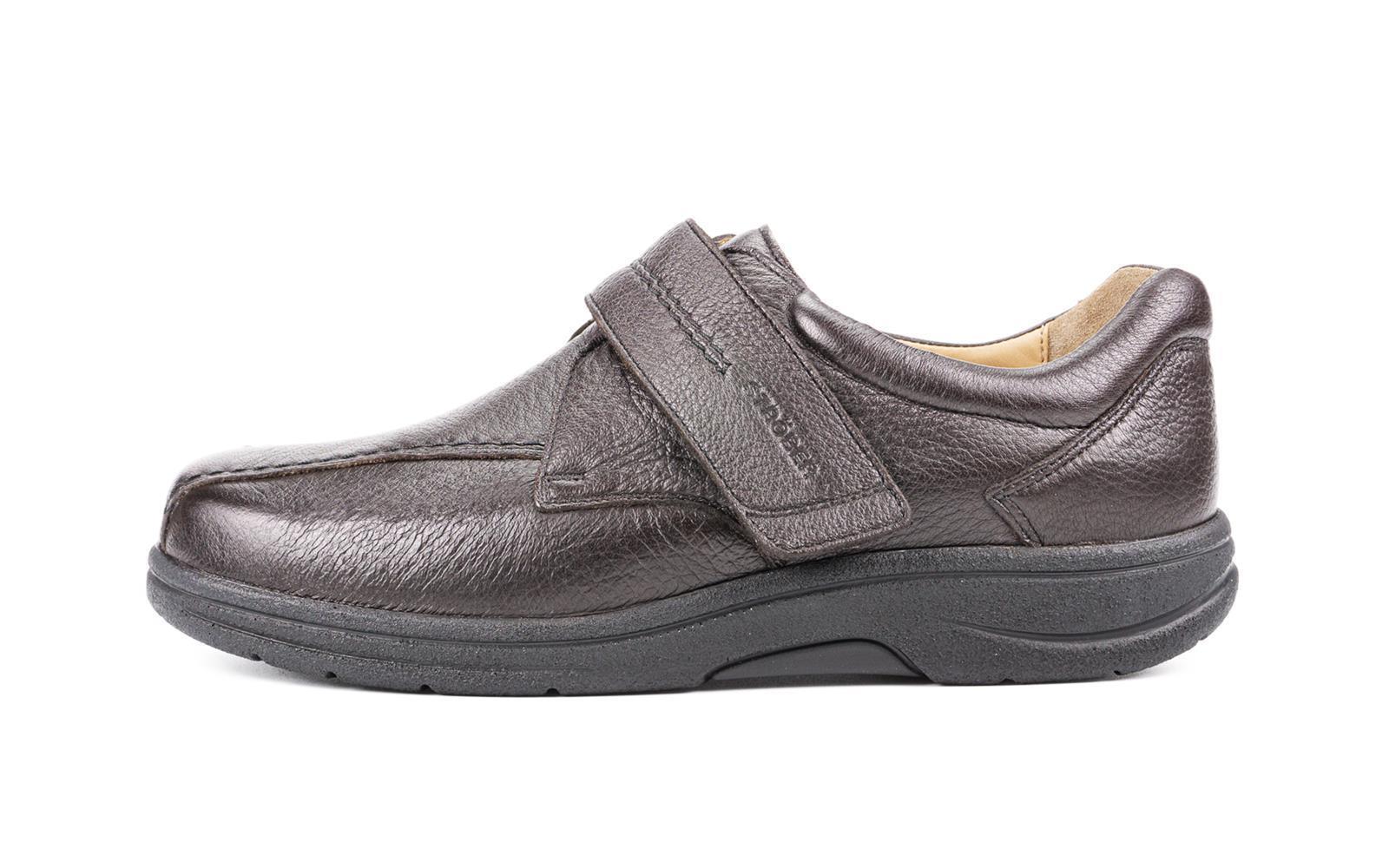 Der Schuh MOJO in Hirschleder Espresso, Weite K/M, steht auf einem hellen Untergrund und zeigt seine elegante Form und komfortable Verarbeitung.