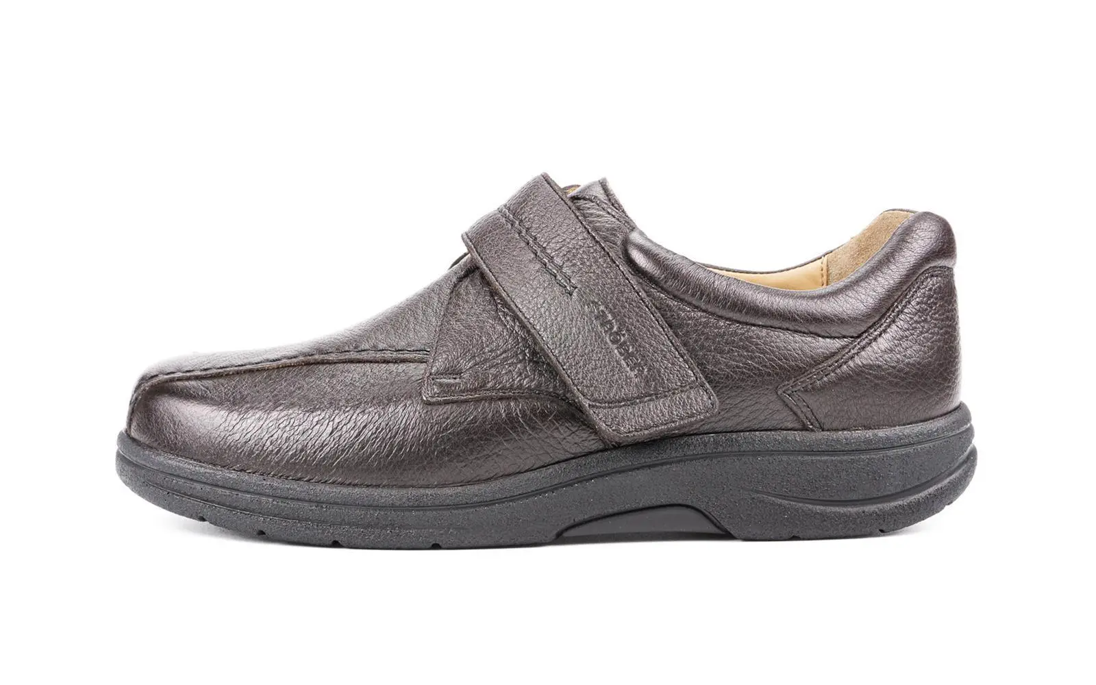 Der Schuh MOJO in Hirschleder Espresso, Weite K/M, steht auf einem hellen Untergrund und zeigt seine elegante Form und komfortable Verarbeitung.
