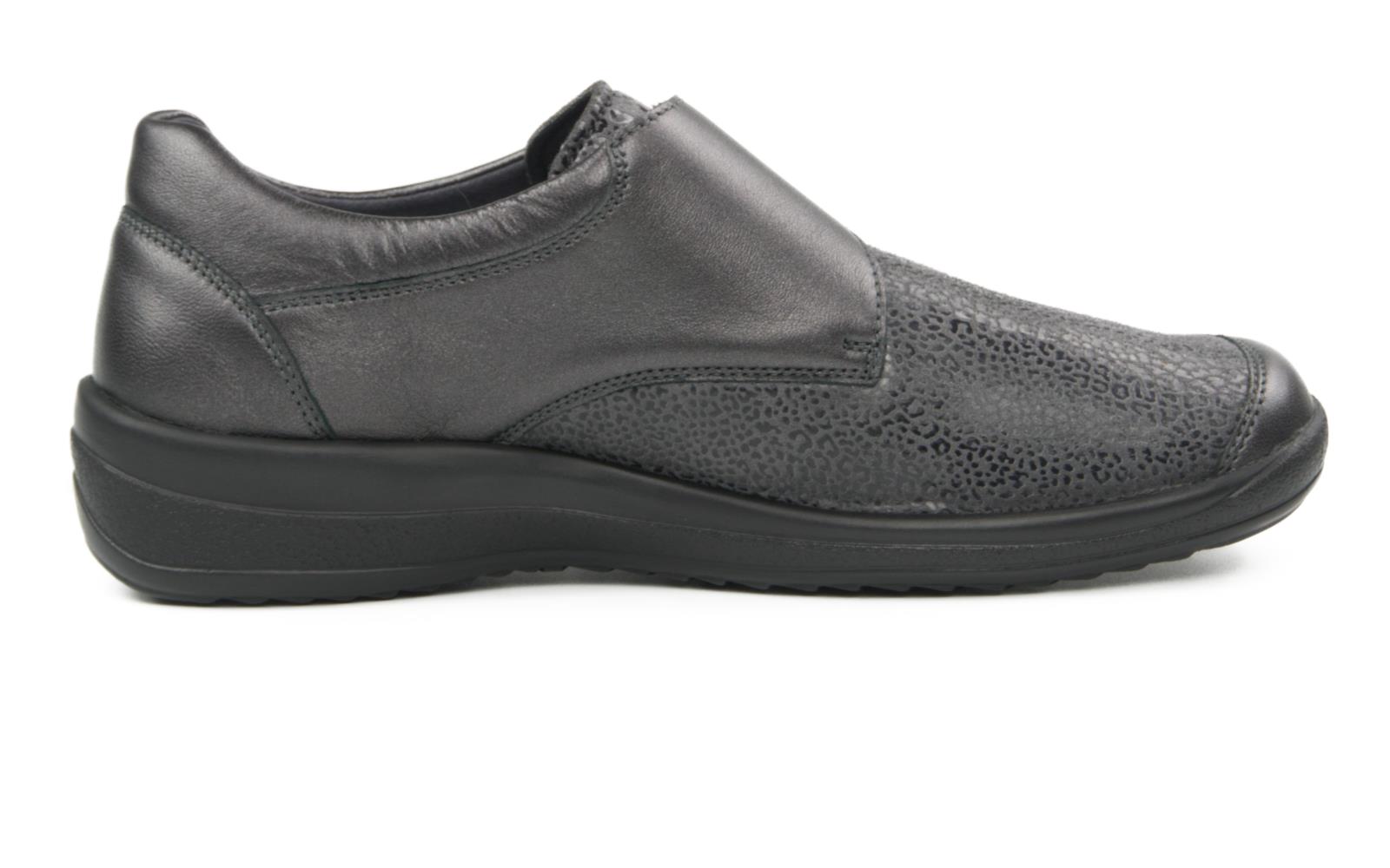 MURIEL Stretch Perlato in grau, elegant positioniert auf einem hellen Untergrund, zeigt seine glatte Oberfläche und bequeme Passform.