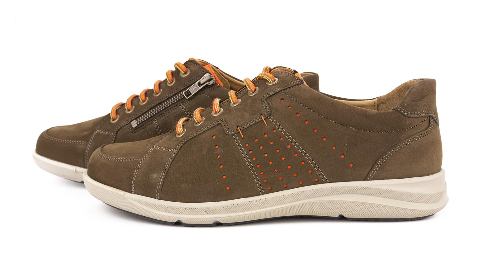 PASCAL aus weichem Nubuk in tartufo orange, seitlich positioniert auf einem neutralen Hintergrund.