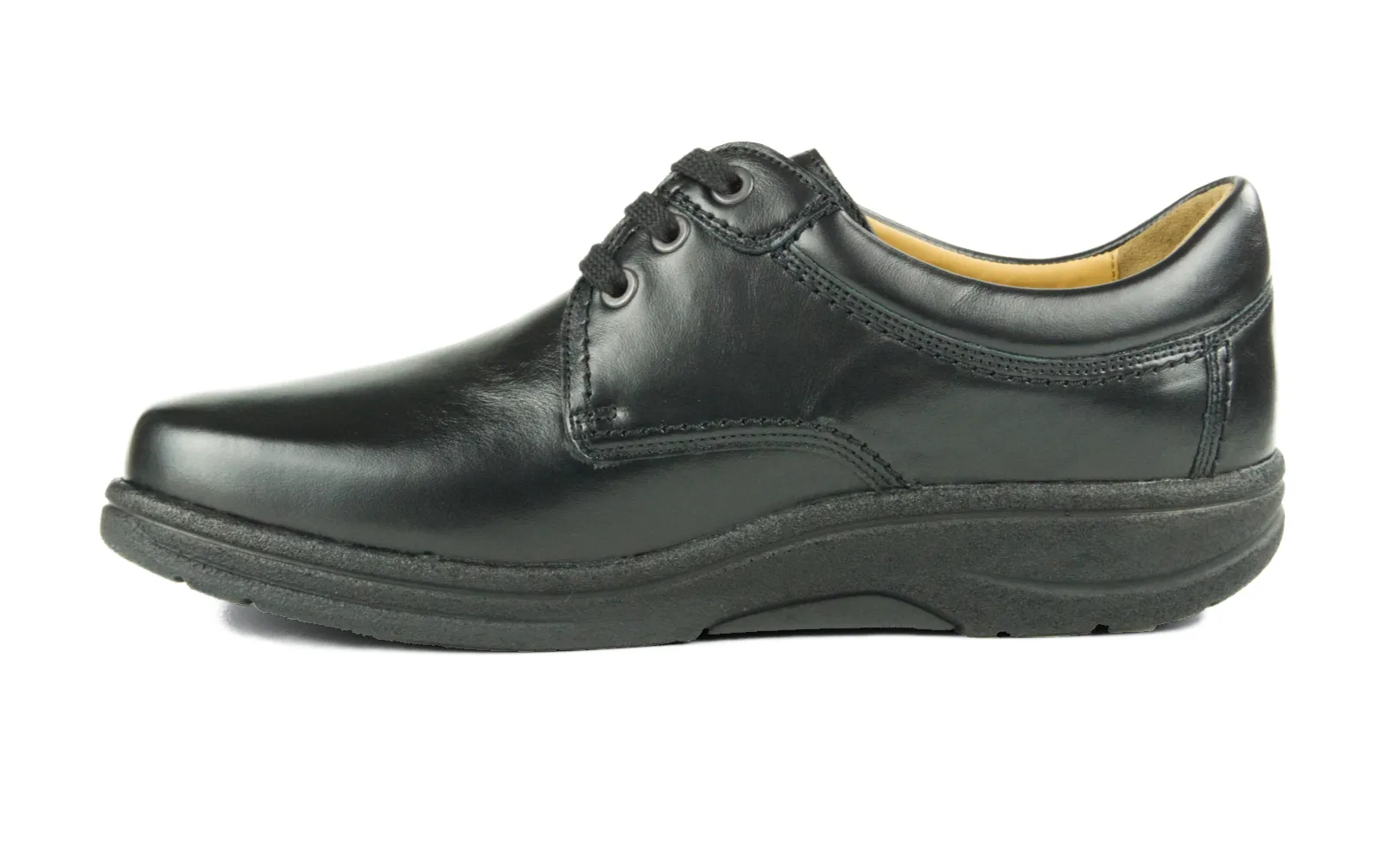 Der MASO NappaSoft Schuh in schwarz steht auf einem hellen Untergrund und zeigt sein elegantes Design mit glatter Lederoberfläche.