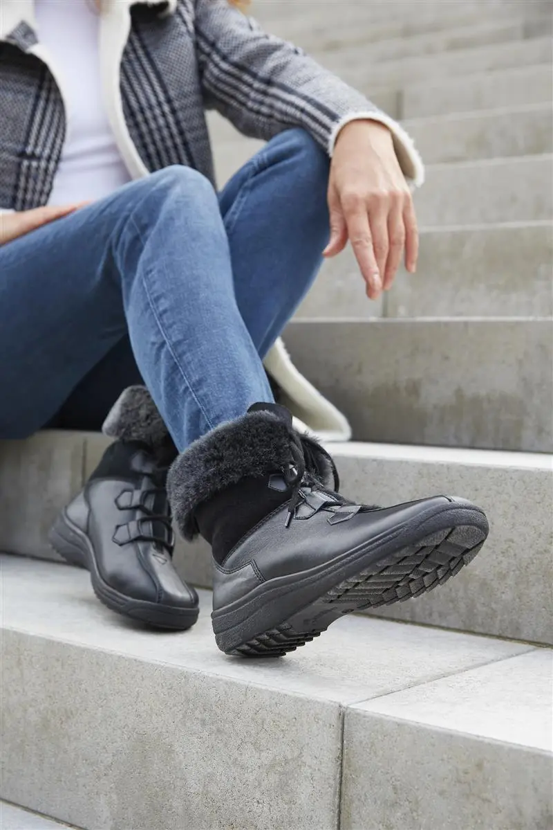 Schwarze SIA Nappa DoubleFace Schuhe, elegant platziert auf einem hellen Hintergrund, in seitlicher Ansicht.